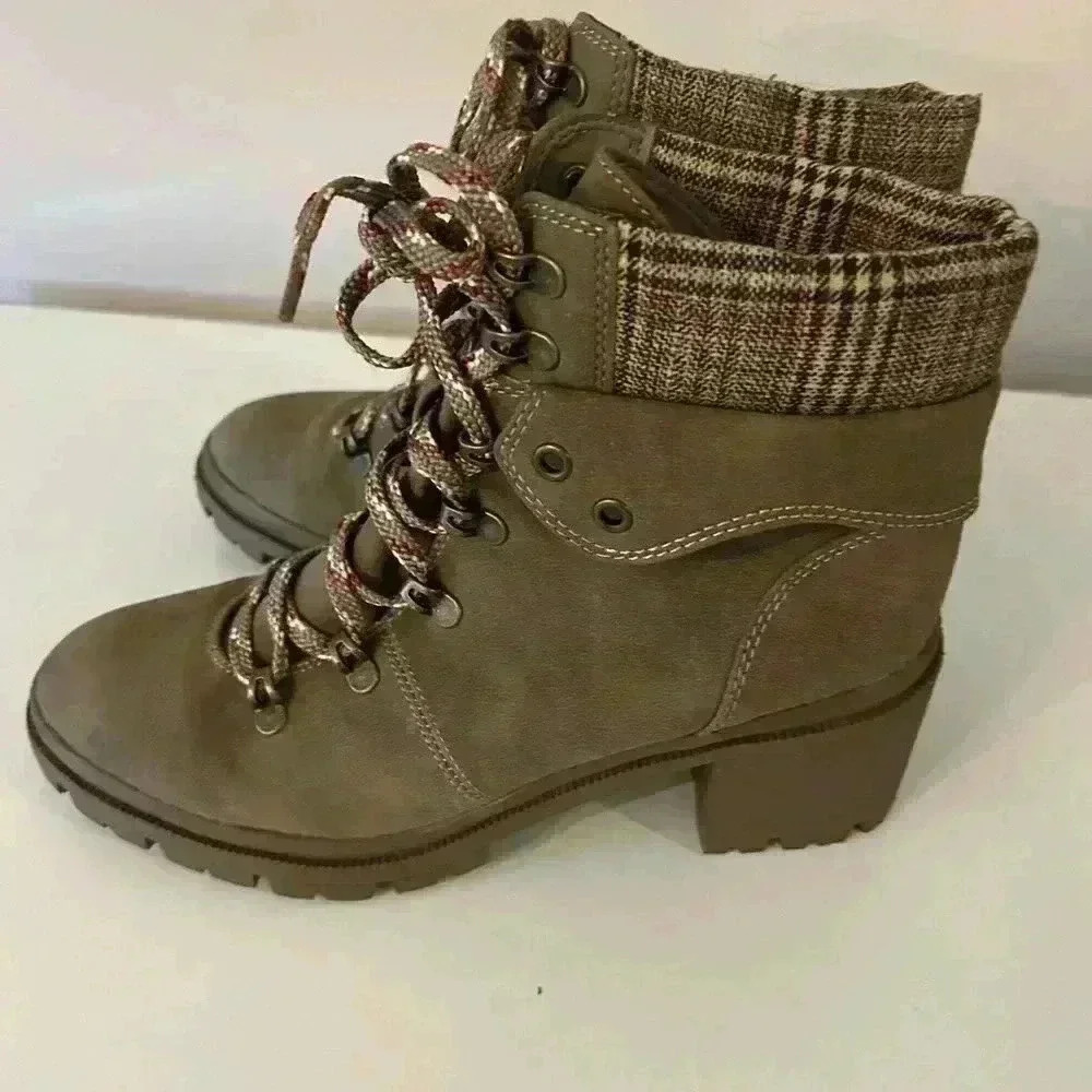 Jelly pop boots with flannel at top. Size 10. Gently used. Brown.